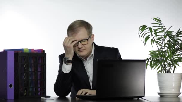 Müder Geschäftsmann Manager im Büro hat Kopfschmerzen bei der Arbeit am Laptop — Stockvideo