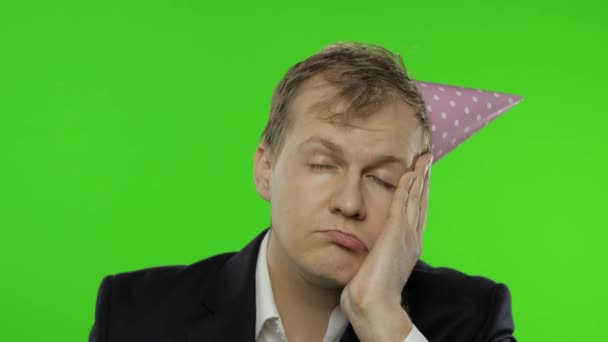 Ubriaco sonnolento giovane uomo d'affari con postumi di sbornia in berretto festivo addormentarsi — Video Stock