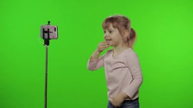 Kız çocuğu monopod kullanarak selfie vlog, blog, video çağrısı yapıyor.