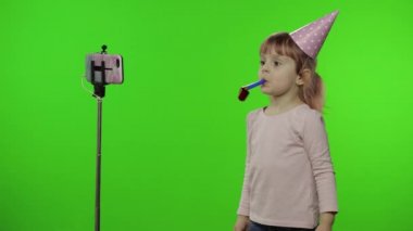 Kız çocuğu monopod kullanarak selfie vlog, blog, video çağrısı yapıyor.
