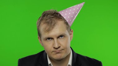 Sarhoş, şenlik şapkalı, dağılmış genç iş adamı. Akşamdan kalma.