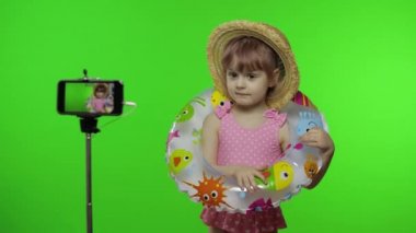 Kız çocuğu cep telefonundan selfie, blog, blog, video görüşmeleri yapıyor. Tatil Denizi