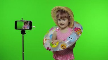 Kız çocuğu cep telefonundan selfie, blog, blog, video görüşmeleri yapıyor. Tatil Denizi