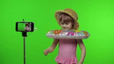 Kız çocuğu cep telefonundan selfie, blog, blog, video görüşmeleri yapıyor. Tatil Denizi