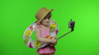 Kız çocuğu cep telefonundan selfie, blog, blog, video görüşmeleri yapıyor. Tatil Denizi