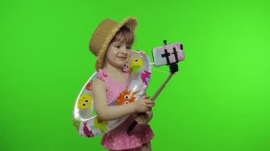 Kız çocuğu cep telefonundan selfie, blog, blog, video görüşmeleri yapıyor. Tatil Denizi