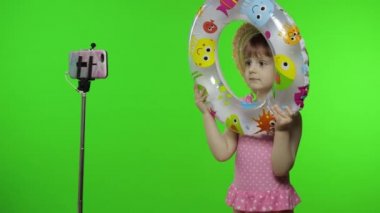 Kız çocuğu cep telefonundan selfie, blog, blog, video görüşmeleri yapıyor. Tatil Denizi