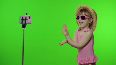 Kız çocuğu cep telefonundan selfie, blog, blog, video görüşmeleri yapıyor. Tatil Denizi