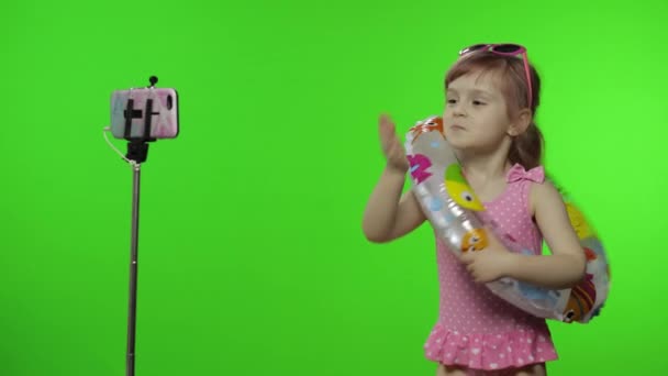 Meisje kind maakt selfie vlog, bloggen, videogesprek op mobiele telefoon. Vakantie zee — Stockvideo
