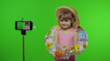 Kız çocuğu cep telefonundan selfie, blog, blog, video görüşmeleri yapıyor. Tatil Denizi