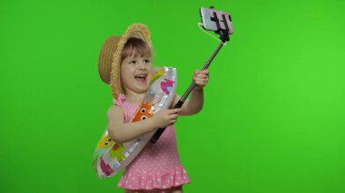 Kız çocuğu cep telefonundan selfie, blog, blog, video görüşmeleri yapıyor. Tatil Denizi