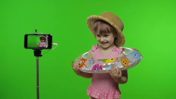 Dívka dítě dělá selfie vlog, blogování, video hovor na mobilním telefonu. Dovolená na moři — Stock fotografie