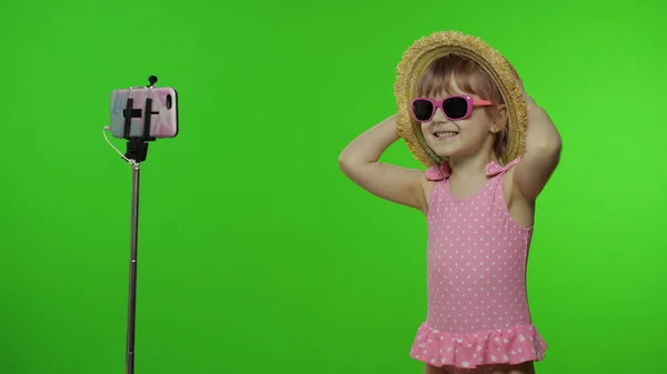 Flicka barn gör selfie vlog, blogga, videosamtal på mobiltelefon. Semester till sjöss — Stockfoto