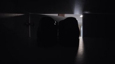 Damadın elleri düğün günü düğün ayakkabılarını giyiyor. Düğün günü.