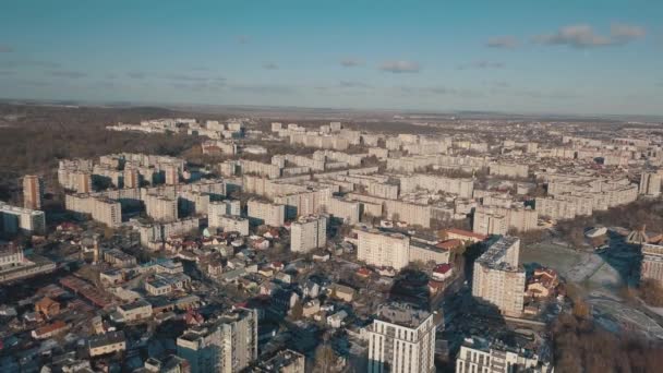 Вид с воздуха на город Львов, Украина спальная зона. Старое жилое здание — стоковое видео