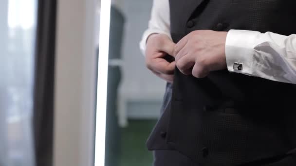 英俊的新郎穿着夹克。婚礼早上。商人，商人 — 图库视频影像