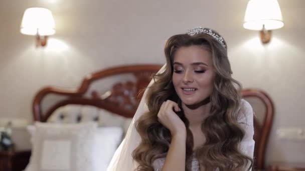 Schöne und liebliche Braut in Abendkleid und Schleier. Hochzeitsvorbereitung — Stockvideo