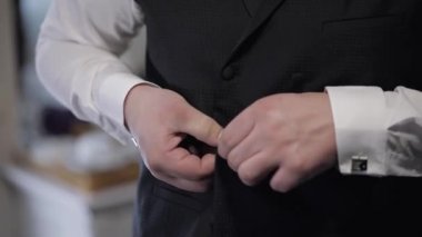 Ceket giyen yakışıklı damat. Düğün sabahı. İşadamı