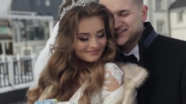 Yeni evliler. Beyaz damat gelini öpüyor. Düğün çifti. Mutlu bir aile. Kış
