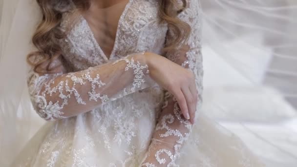 Linda, linda noiva em casamento vestido de luxo e véu. Mulher muito linda — Vídeo de Stock