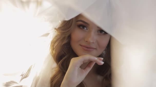 Precioso retrato de novia en velo. Cara de cerca. Una mujer preciosa. Boda — Vídeos de Stock