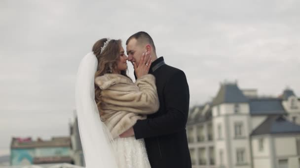 Nygifta. Kaukasiska brudgummen med brud håller ihop. Bröllopspar. Lycklig — Stockvideo