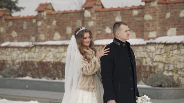 Frisch verheiratet. Kaukasische Braut kommt zum Bräutigam. Hochzeitspaar. Erstes Treffen. Winter — Stockvideo