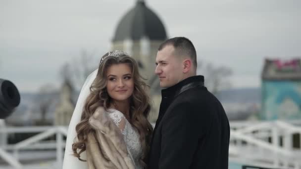 Recién casados. novio caucásico con novia. Pareja de bodas. Familia feliz. Invierno — Vídeos de Stock