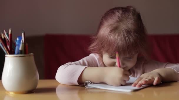 Nettes Kindermädchen Künstlerin studiert Zeichnung Bild mit Stift und Bleistift zu Hause — Stockvideo