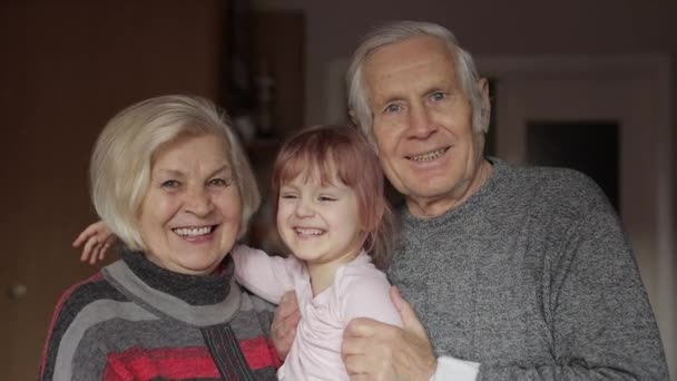 Grand-père de famille souriant, grand-mère avec enfant petite-fille à la maison — Video