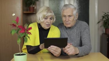 Oldukça olgun yaşlı çiftler, dedeleri evde online alışveriş yapmayı severler.