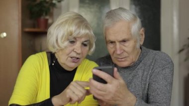 Oldukça olgun yaşlı çiftler, dedeleri evde telefonla alışveriş yapmayı severler.