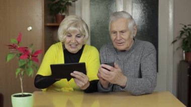 Oldukça olgun yaşlı çift büyükbabaları internet üzerinden telefon ve tablet almaktan hoşlanıyor.