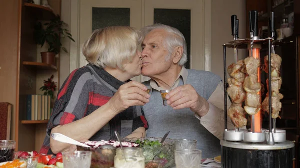 Щаслива пара бабусь і дідусів святкує приготування барбекю на електричному грилі вдома — стокове фото