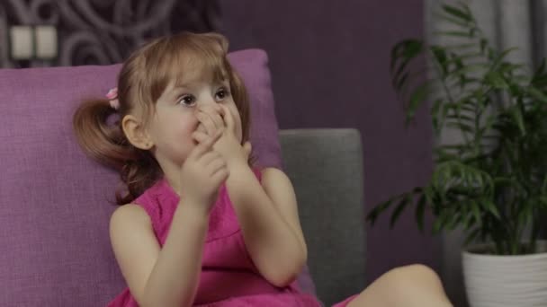 Petit enfant assis en regardant la télévision. Enfant effrayé fille regarder film d'horreur — Video