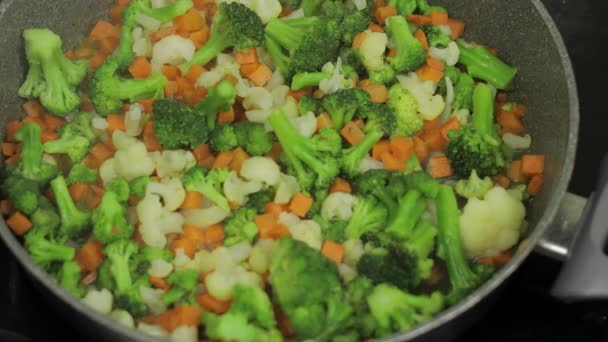 Mélanger les légumes frais sur la poêle. Carottes bouillantes, chou-fleur, brocoli — Video