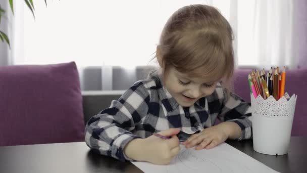 Roztomilá holčička studující kresbu s tužkou doma. Vzdělání na dálku — Stock video