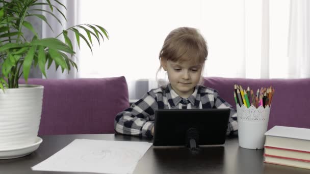 Menina aprendendo aulas on-line usando o computador tablet digital. Ensino à distância — Vídeo de Stock