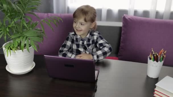 Menina estudando lição de casa on-line usando computador portátil digital. Ensino à distância — Vídeo de Stock