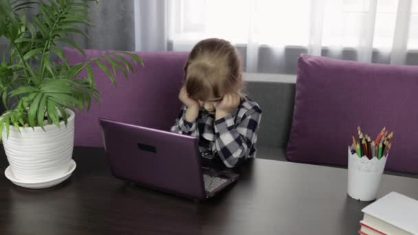 Chica aprendiendo lecciones en línea utilizando el ordenador portátil digital. Educación a distancia — Vídeo de stock