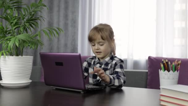 Menina estudando lição de casa on-line usando computador portátil digital. Ensino à distância — Vídeo de Stock