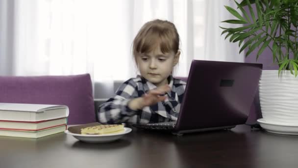 Fille faisant des leçons en ligne à l'aide d'un ordinateur portable numérique. Enseignement à distance — Video