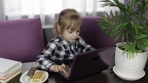 Chica aprendiendo lecciones en línea utilizando el ordenador portátil digital. Educación a distancia — Vídeos de Stock