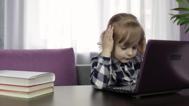 Chica haciendo lecciones en casa usando computadora portátil digital. Educación a distancia — Vídeos de Stock