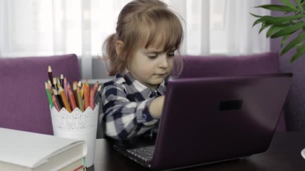 Ragazza che studia compiti online utilizzando il computer portatile digitale. Istruzione a distanza — Video Stock