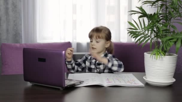 Chica aprendiendo lecciones en línea utilizando el ordenador portátil digital. Educación a distancia — Vídeos de Stock