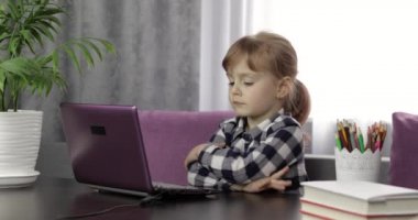 Dijital dizüstü bilgisayar kullanarak online ödev yapan bir kız. Uzaklık eğitimi