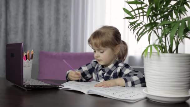 Menina estudando lição de casa on-line usando computador portátil digital. Ensino à distância — Vídeo de Stock