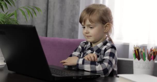 Meisje doet online huiswerk met behulp van digitale laptop computer. Afstandsonderwijs — Stockvideo