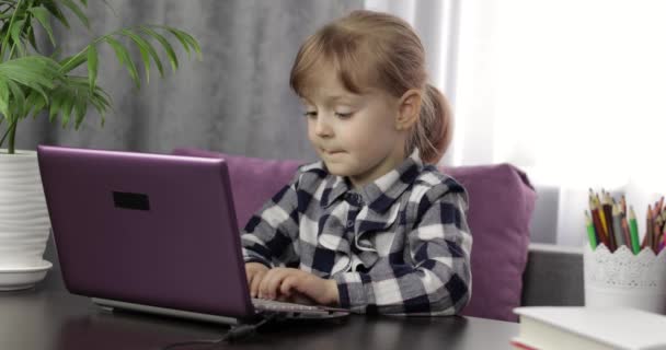 Девочка изучает домашнее задание с помощью цифрового ноутбука. Дистанционное образование — стоковое видео